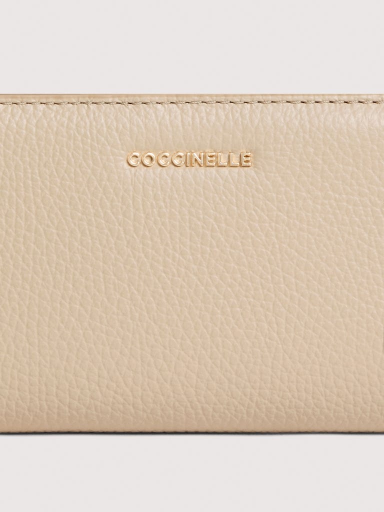 Coccinelle Metallic Large - Sandshell