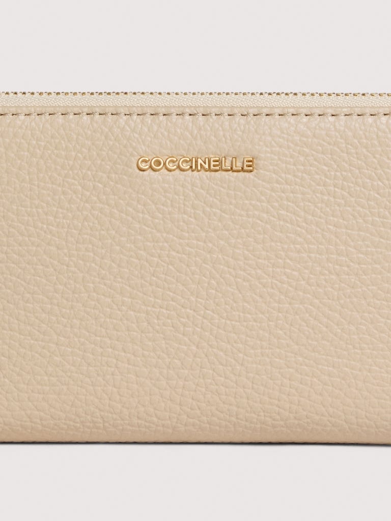 Coccinelle Metallic Large - Sandshell